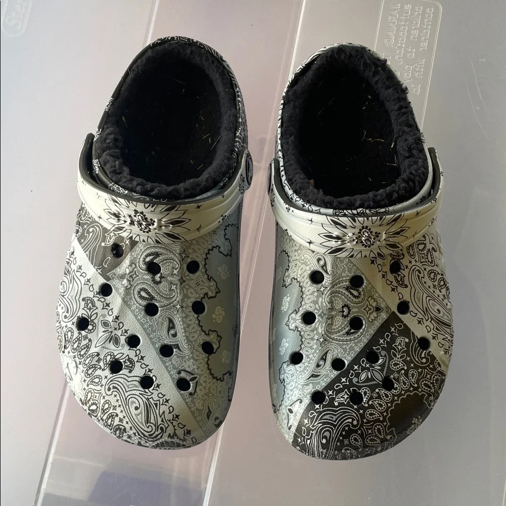 CROCS Kids Black and Gray Patterned Slippers